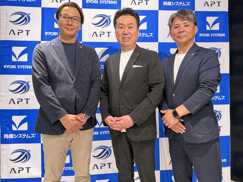 左から、APT 代表取締役社長の井上良太氏、両備システムズ 代表取締役上席執行役員COOの小野田吉孝氏、両備システムズ 執行役員の橋本渉氏