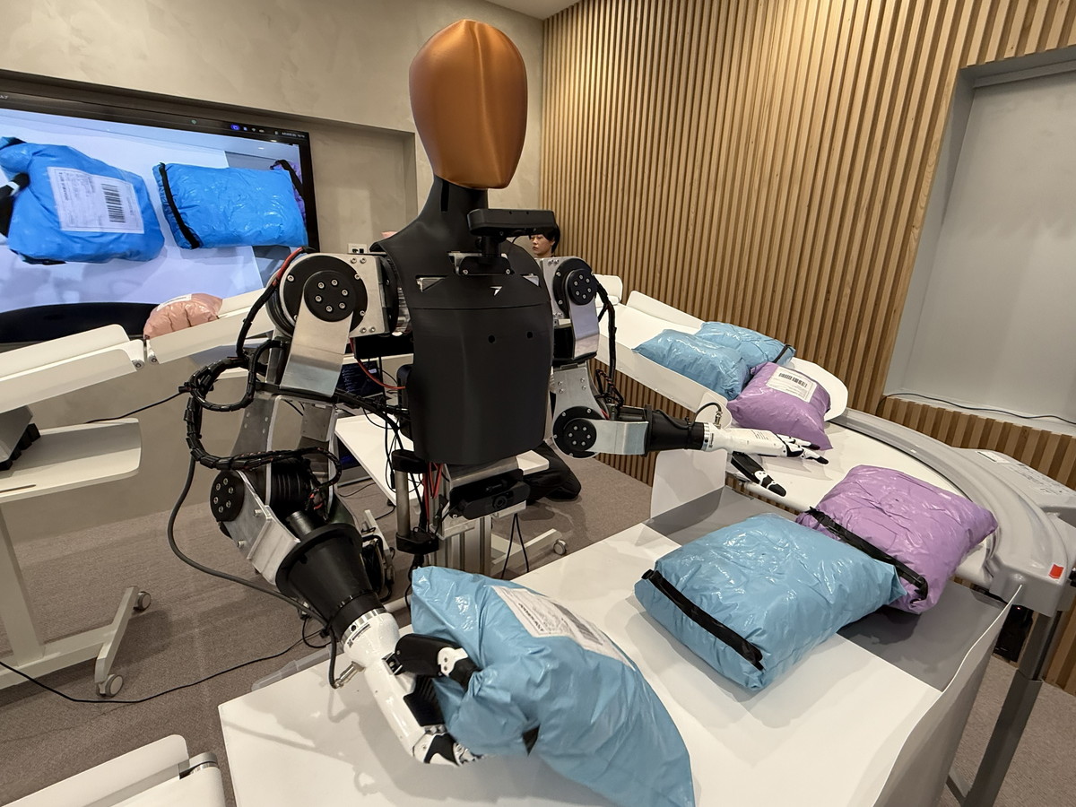 ロボットを活用して、仕分けを行っている様子。バーコードを読んで分ける