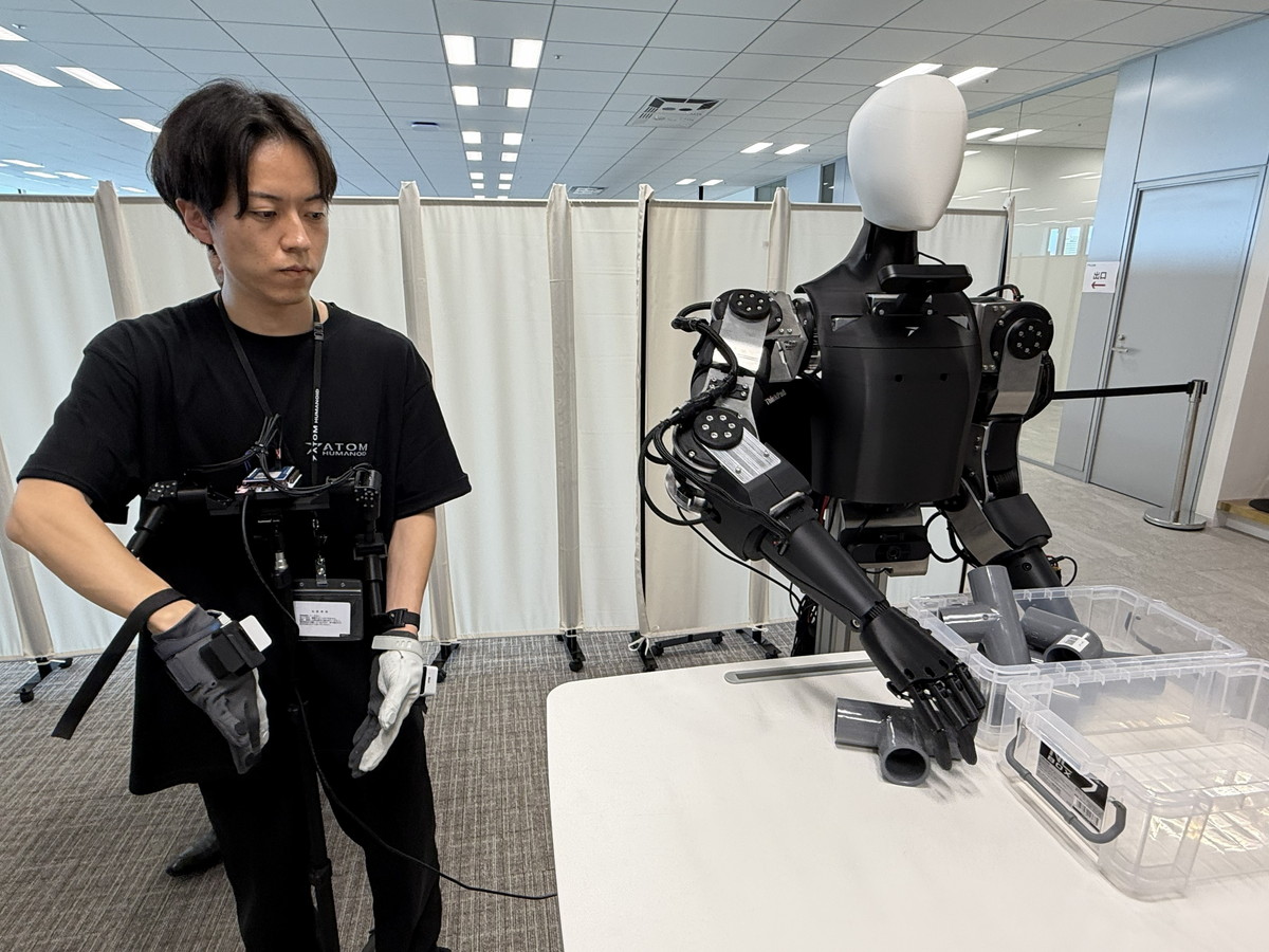 物流拠点を模擬した環境でロボットを活用してデータを収集している様子
