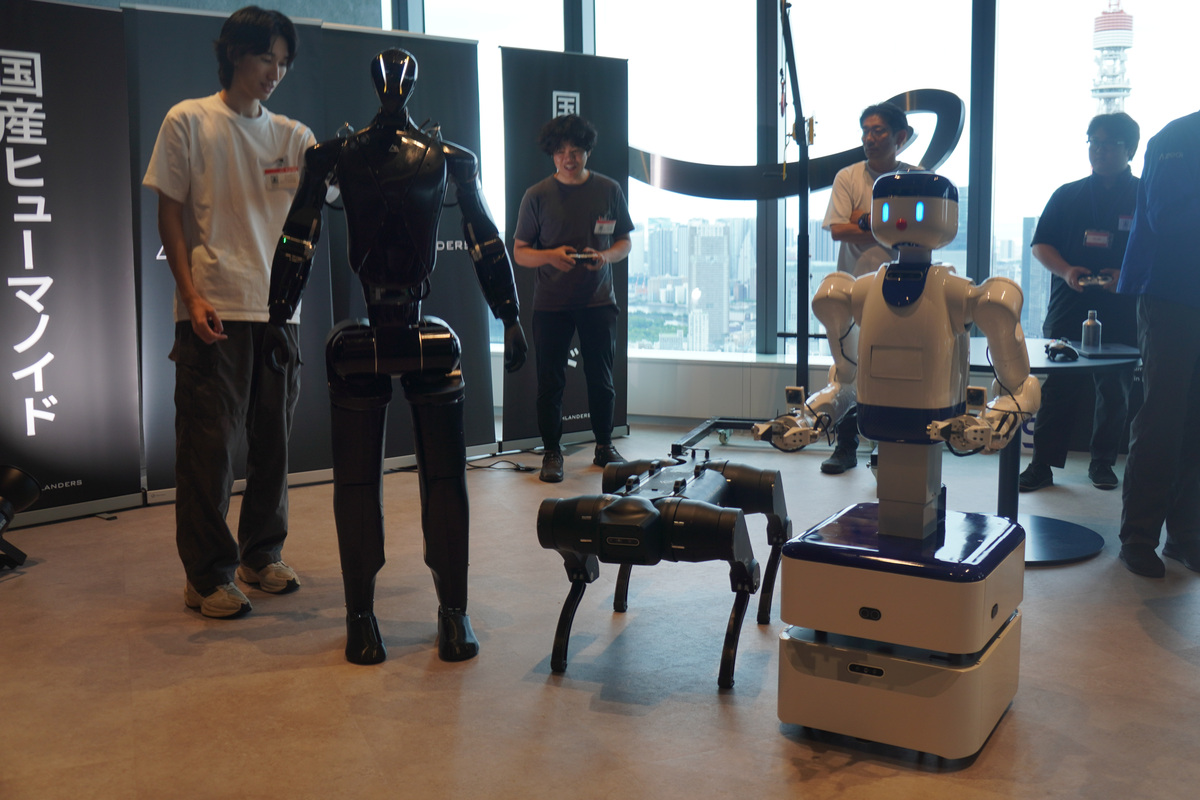 株式会社Highlandersのヒューマノイドロボット「N」＆四足型ロボット「HLQ PRO」と、株式会社ZEALSのヒューマノイド「D1」