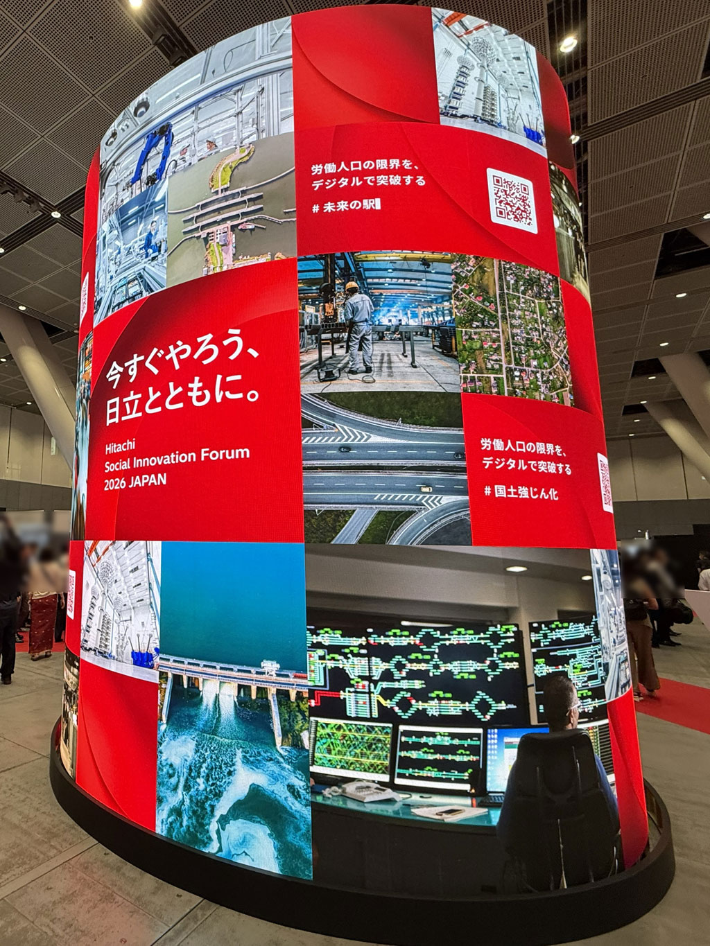 展示エリアの中央には大型円柱サイネージ「One Hitachi Wall」を設置。会場内のさまざまな情報を表示する