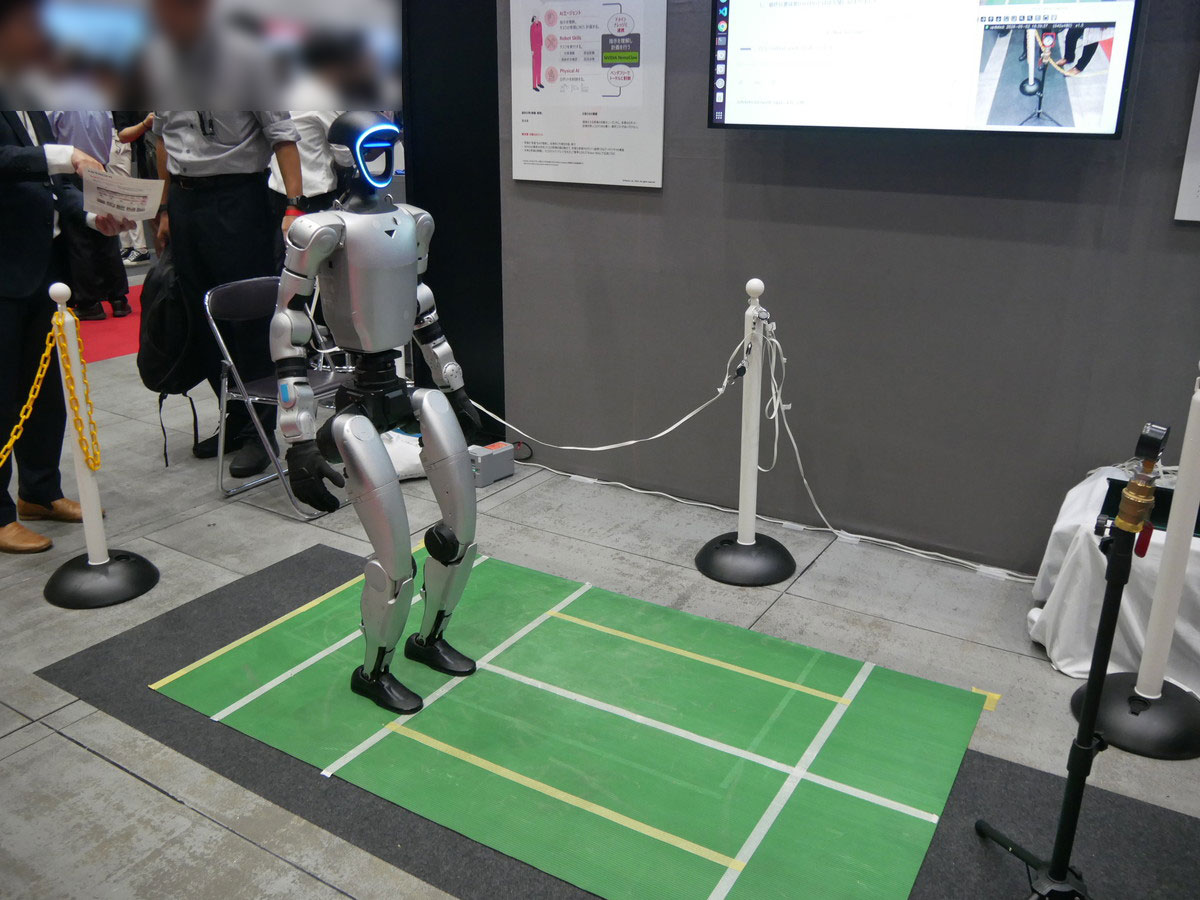 ヒューマノイドロボットを使用し、生産、施工、保全の現場において、24時間運用する様子をデモンストレーション。会場内を歩行する様子も見られた