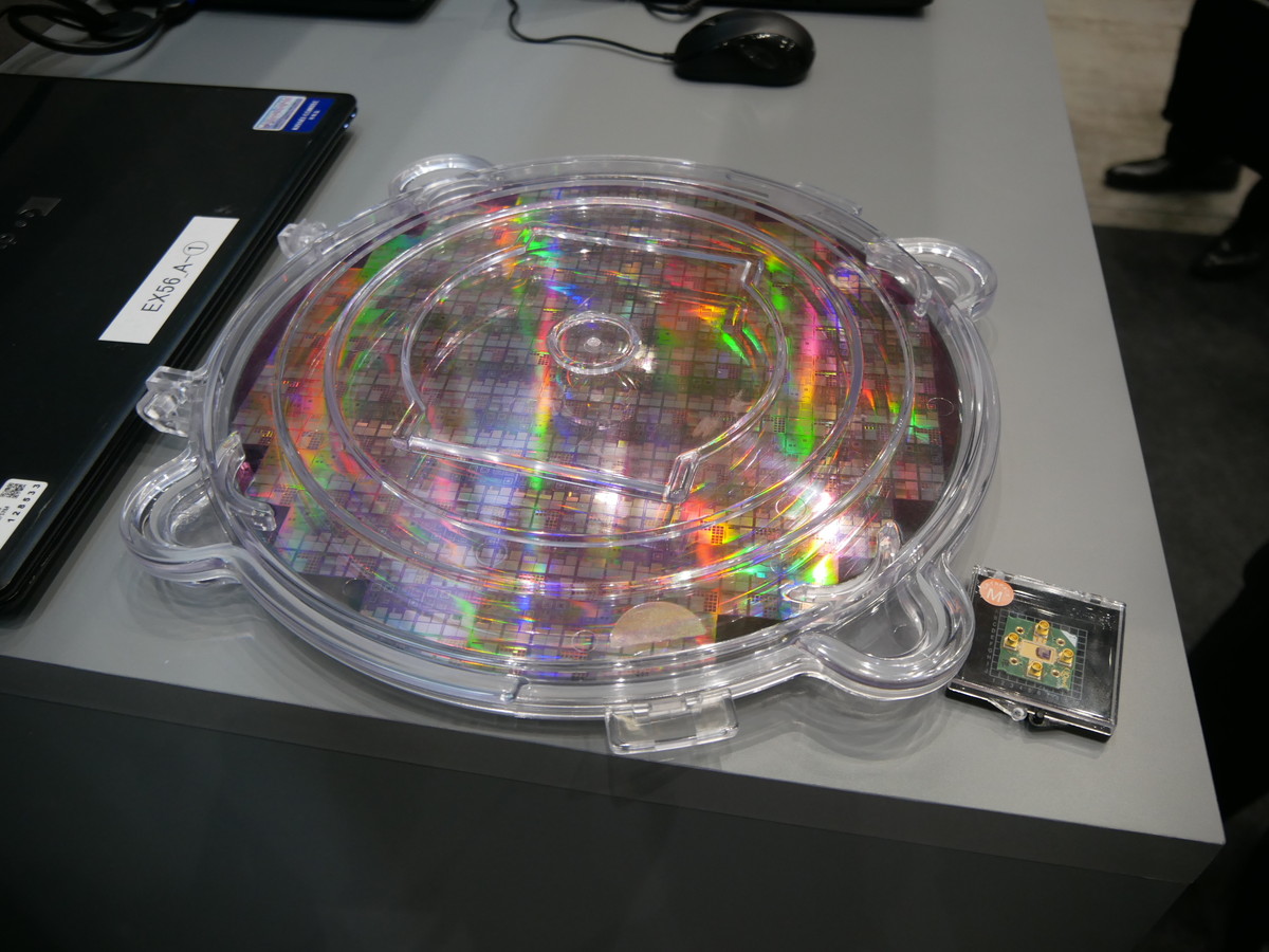 量子コンピュータに使用するシリコンを展示した