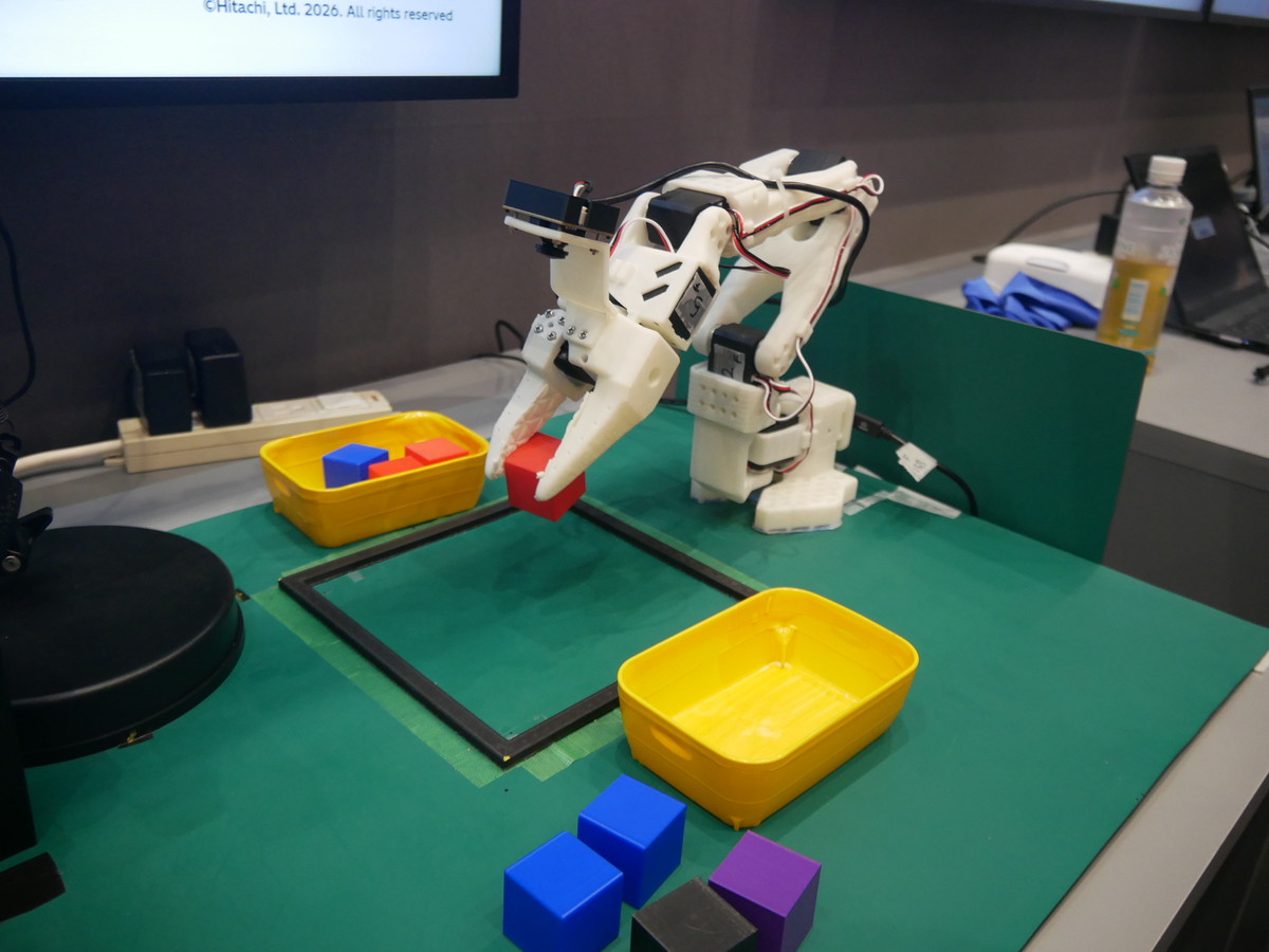 フィジカルAIが変えるインフラ最前線のエリアでは、音声で操作指示ができるアームロボットを展示