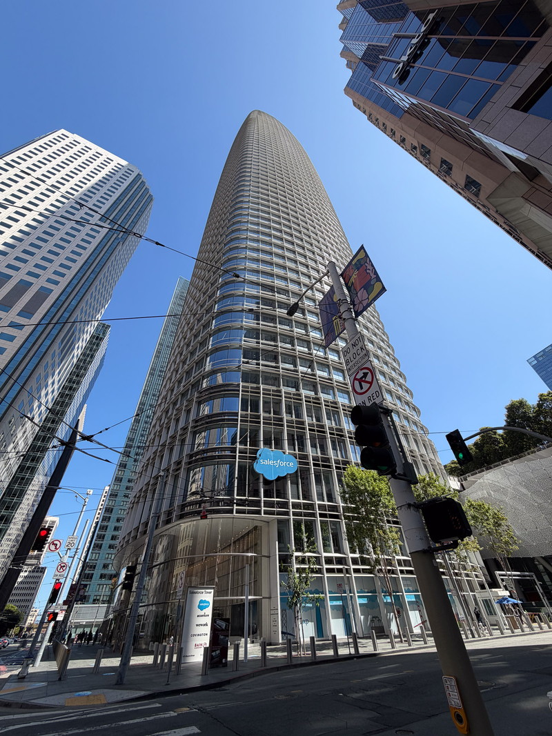 Salesforce グローバル本社ビル。61階建てと高層ビルが多いサンフランシスコでもかなり目立つ部類のビルで、ミシシッピ川以西で2番目に高いオフィスビル