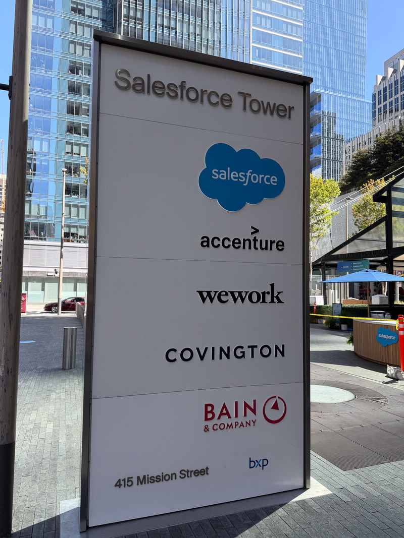 Salesforce グローバル本社ビル。61階建てと高層ビルが多いサンフランシスコでもかなり目立つ部類のビルで、ミシシッピ川以西で2番目に高いオフィスビル