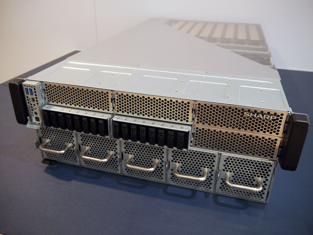 シャープが受注を開始した業務向けAIサーバー「AI-B43100」