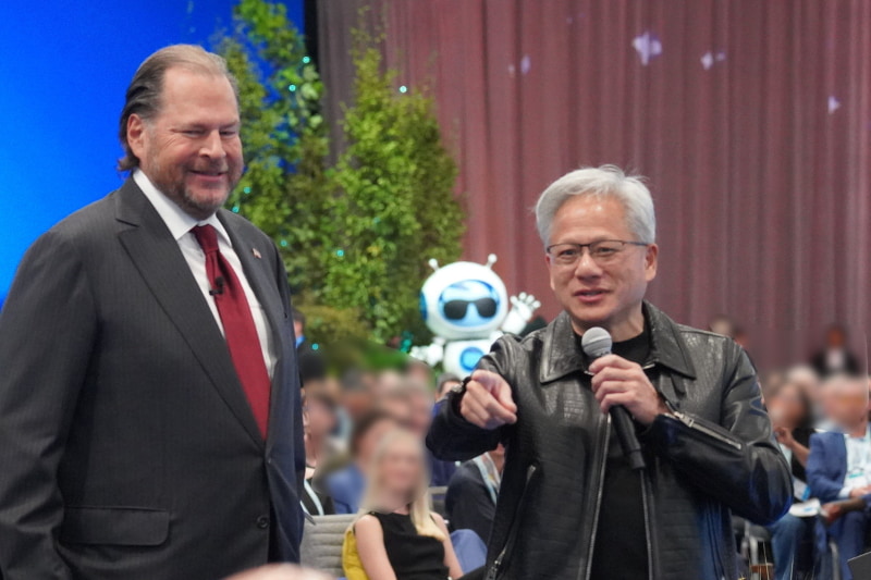 Salesforce CEO マーク・ベニオフ氏（左）とNVIDIA CEO ジェンスン・フアン氏