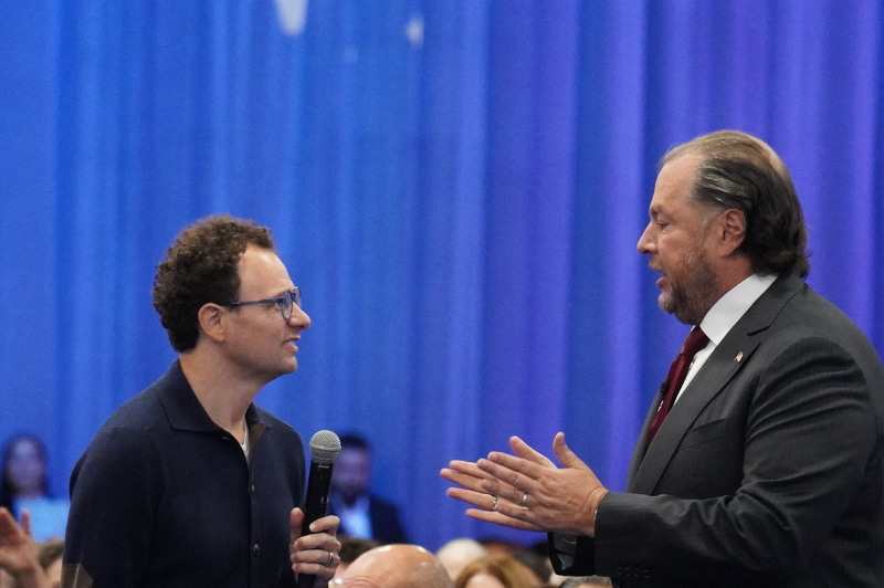 Anthropic CEO ダリオ・アモディ氏（左）とSalesforce CEO マーク・ベニオフ氏（右）