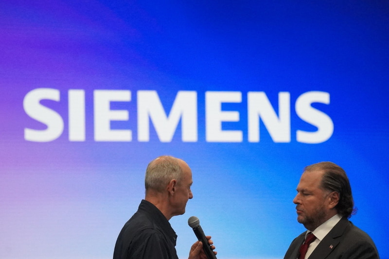 Siemens CEO ローラン・ブッシュ氏（左）とベニオフCEO