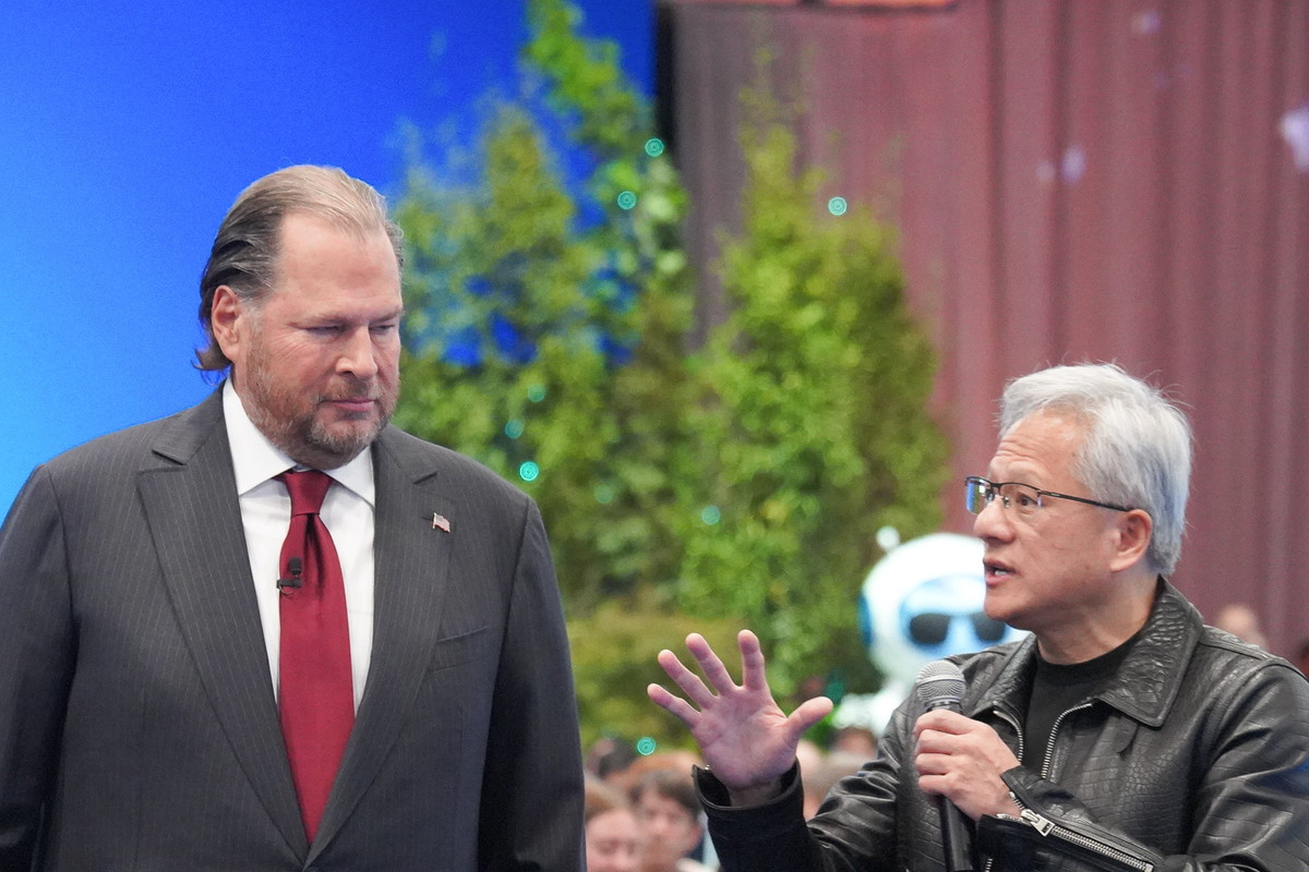ベニオフCEO（右）とNVIDIA CEO ジェンスン・フアン氏（左）。他社基調講演に登壇するフアン氏の通例の通り、ほとんどフアン氏が1人でしゃべり倒していた