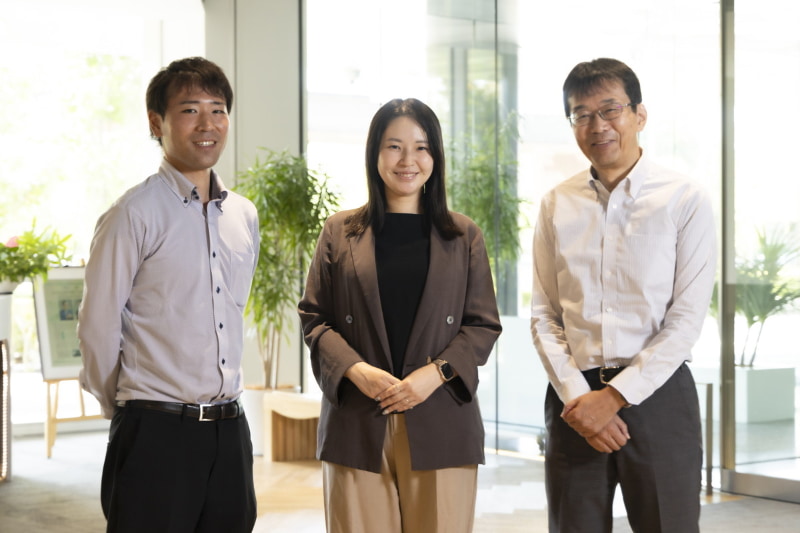 写真左から、株式会社トゥモロー・ネットAIプラットフォーム事業本部 ソリューション部門 出町 一樹 氏、株式会社ネットワールド マーケティング本部 インフラマーケティング部 データセンター課 主任 髙橋 江里佳 氏、日本ヒューレット・パッカード合同会社 デジタルセールス・コンピュート事業統括本部 コンピュート技術部 小森 博之 氏