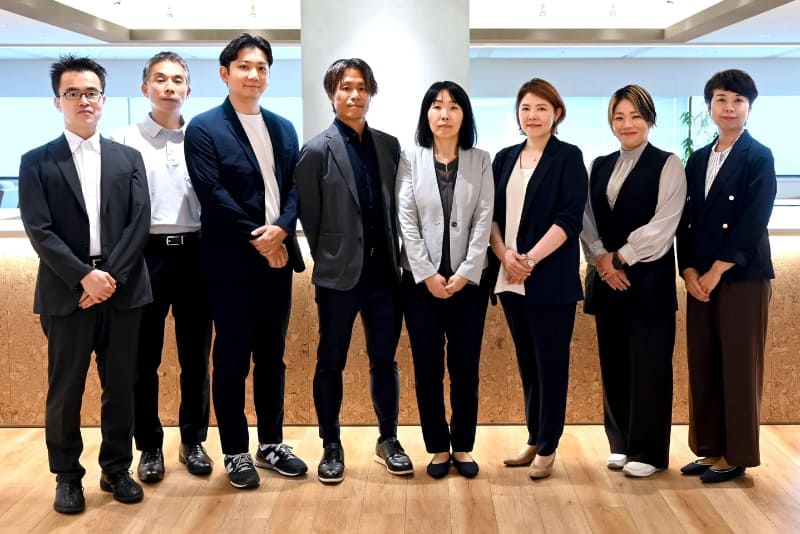 （右から4番目）NEC ライフラインソリューション統括部 統括部長 田中寛子氏、（右から3番目）シュナイダーエレクトリックホールディングス株式会社 代表取締役社長 青柳亮子氏