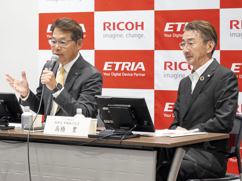 リコー コーポレート専務執行役員の中田克典氏（左）と、エトリア 取締役常務執行役員の高橋豊氏（右）