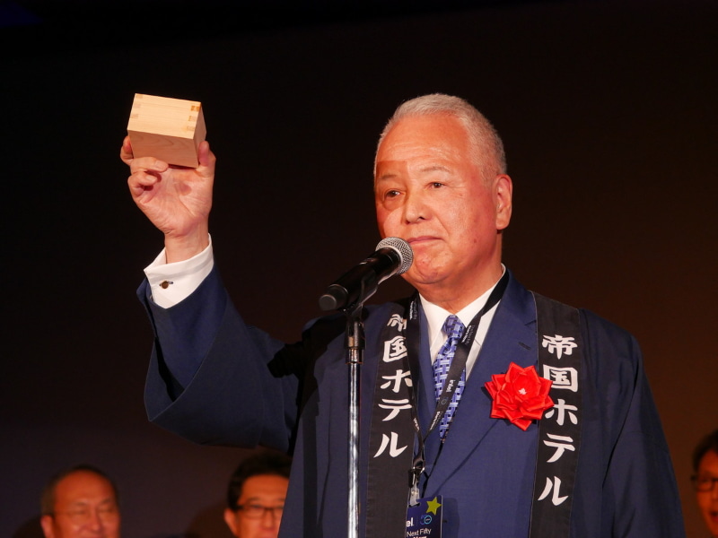 乾杯の音頭を取った甘利明氏