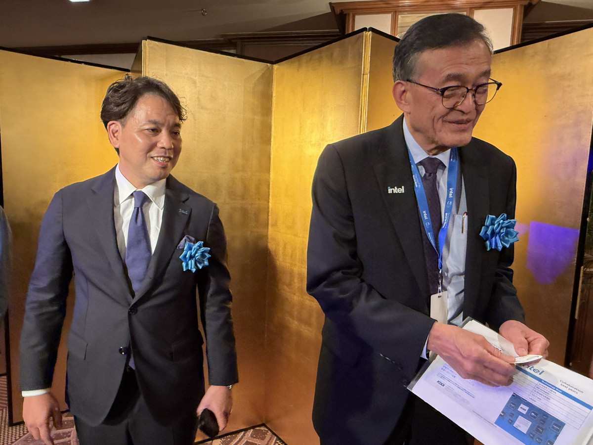 式典会場入り口で来場者を迎えるインテル コーポレーションのリップブー・タンCEO(右)と、インテル代表取締役社長の大野誠氏(左)