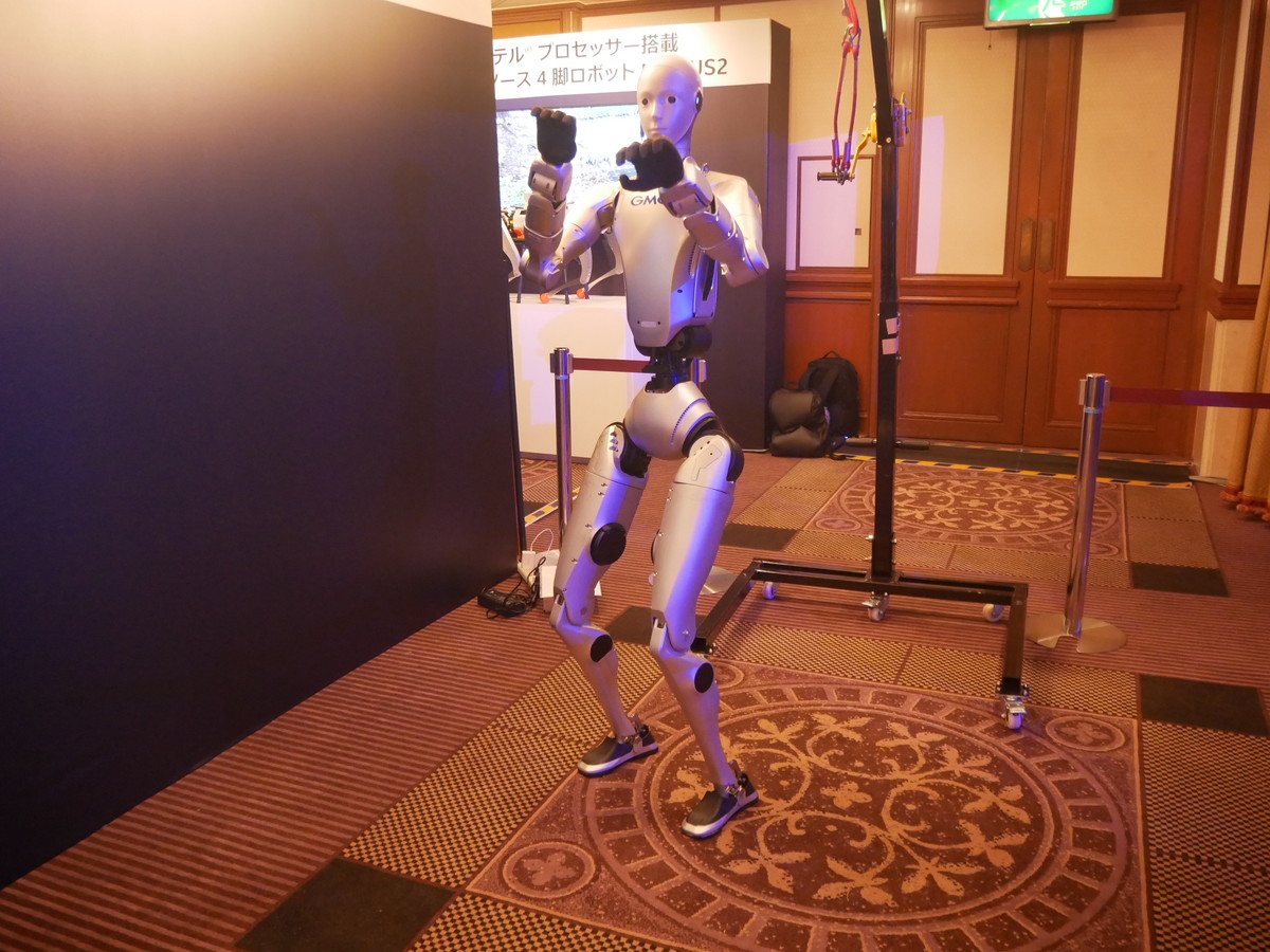 清水氏の演舞をモーションキャプチャーによりロボットで再現したデモンストレーション