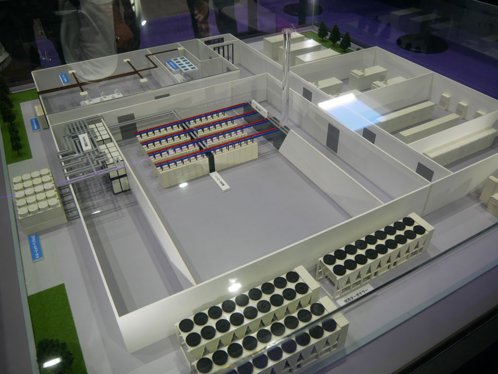 データセンターの模型を展示。三菱電機の事業領域は幅広い