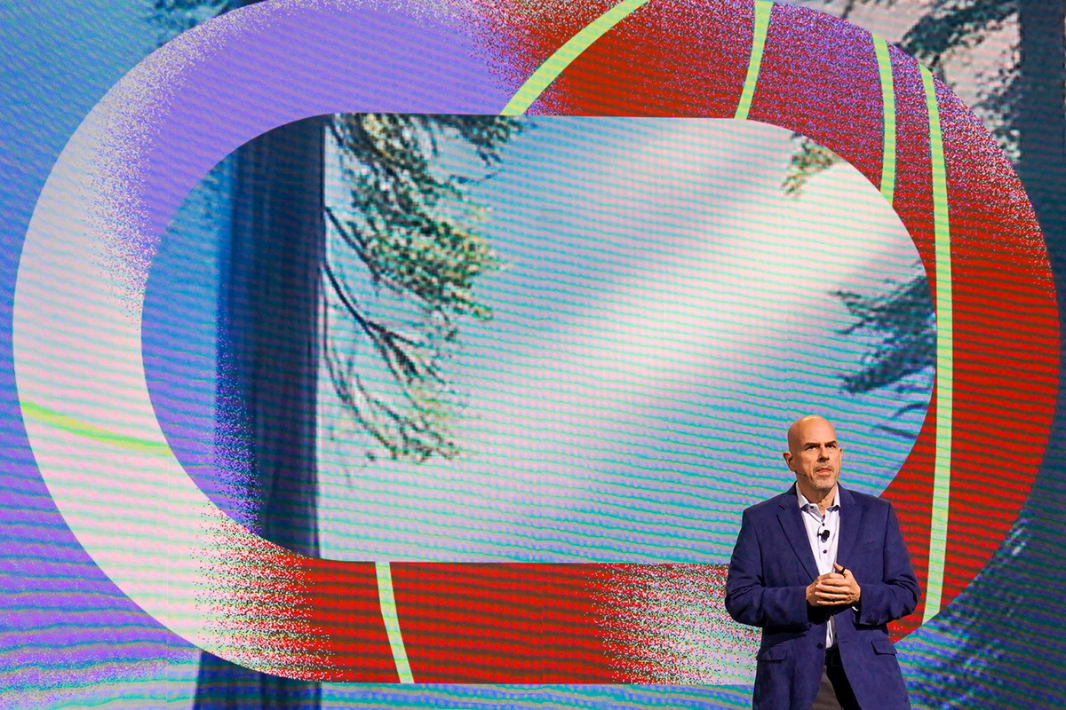 Oracle AI World 2026の基調講演で講演するOracle CEO マイク・シシリア氏