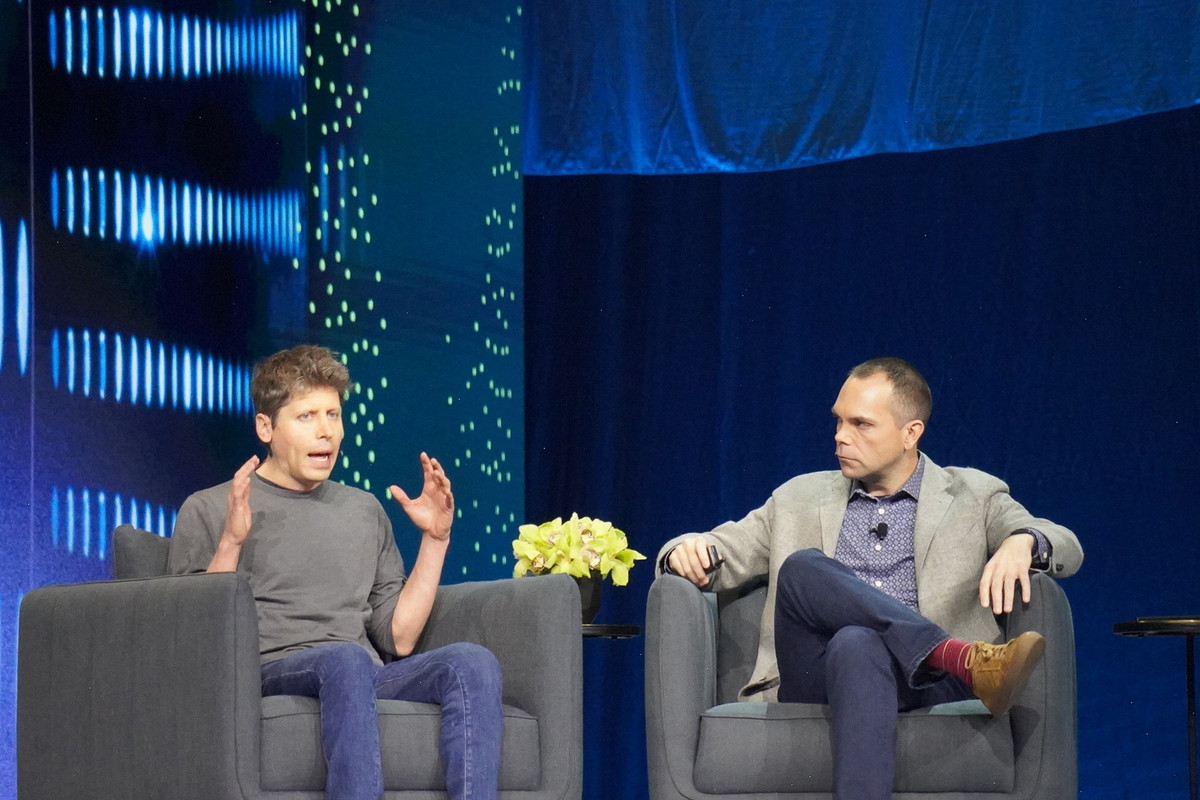 OpenAI CEO サム・アルトマン氏（左）とOracle CEO クレイ・マグワイク氏（右）