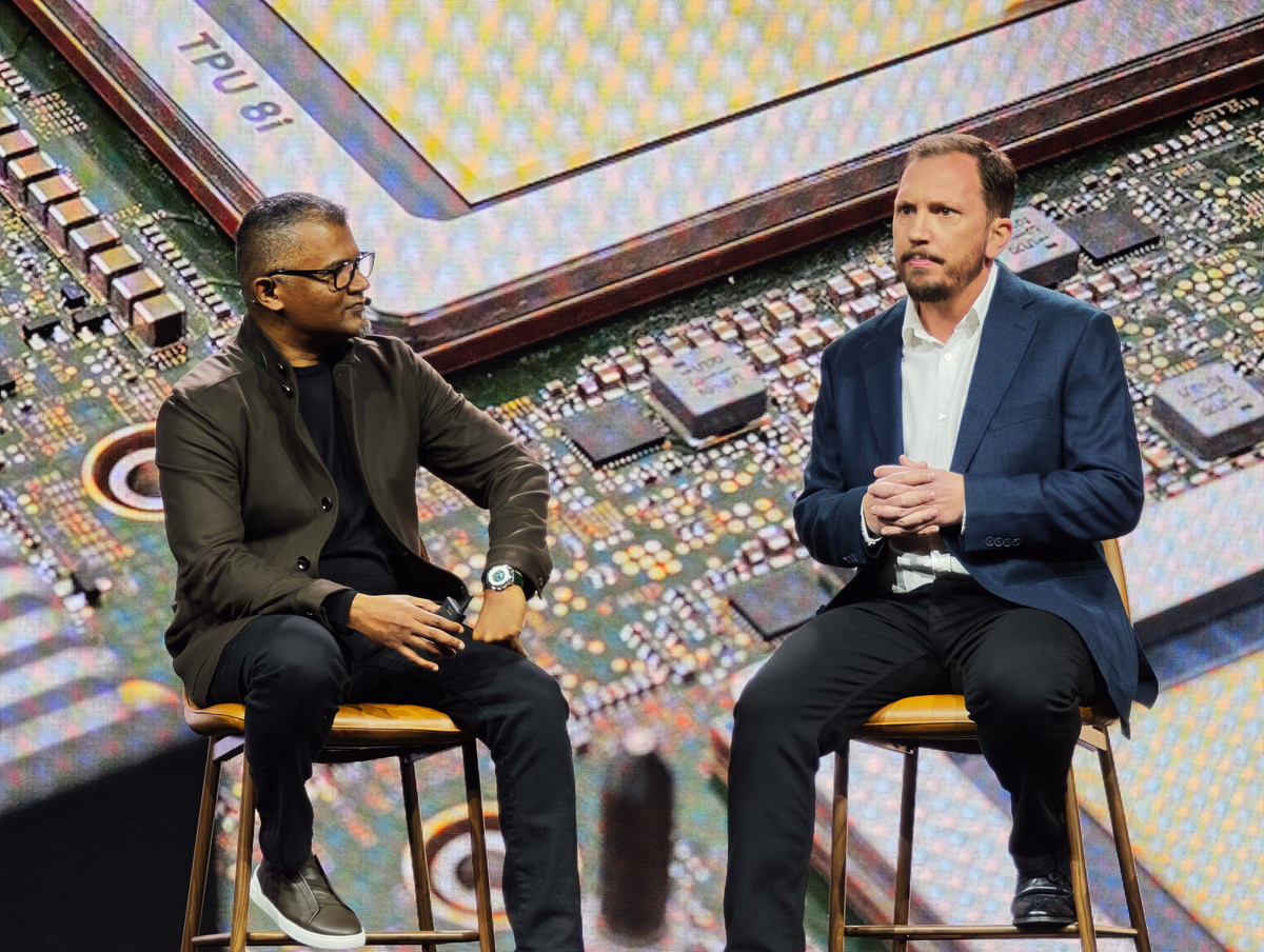 Google Cloud GCE製品/AIインフラ担当 副社長 ジョージ・エリッサイオス氏（右）