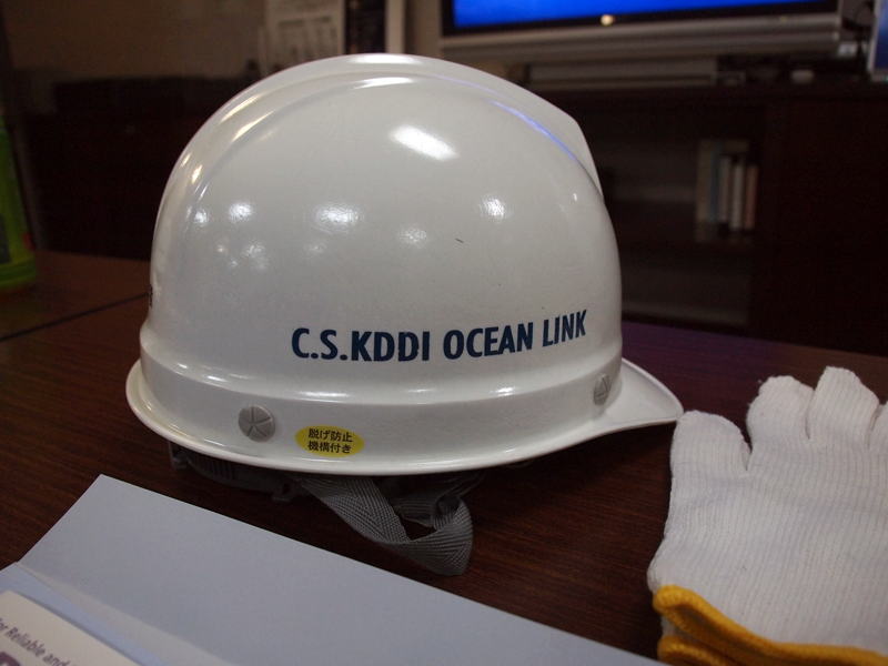 安全のためにヘルメットと軍手を着用して船内見学に出発