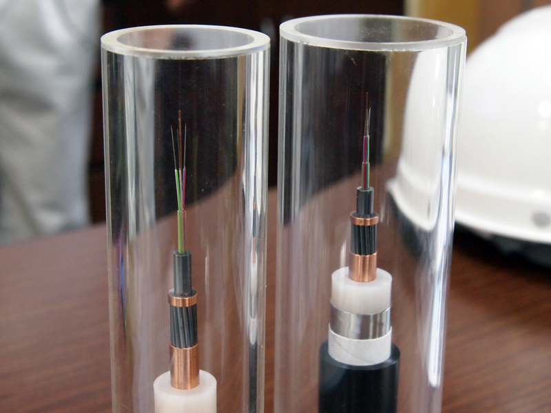 海底ケーブルの実物のサンプル。右側の外が黒いタイプは、銅鉄線の被覆で強度を上げている
