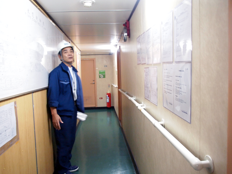 作業船なので客船と比べて通路は狭い。待ってくれているのは、今回案内してくれた小林忠さん