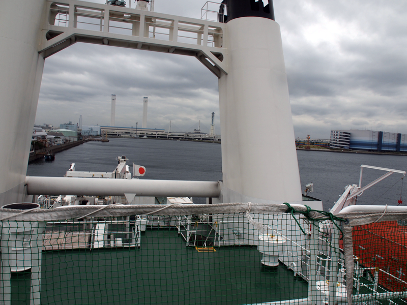 煙突の根元近くで、パイプが左右に通っている。ここを液体が左右に移動して揺れを抑える