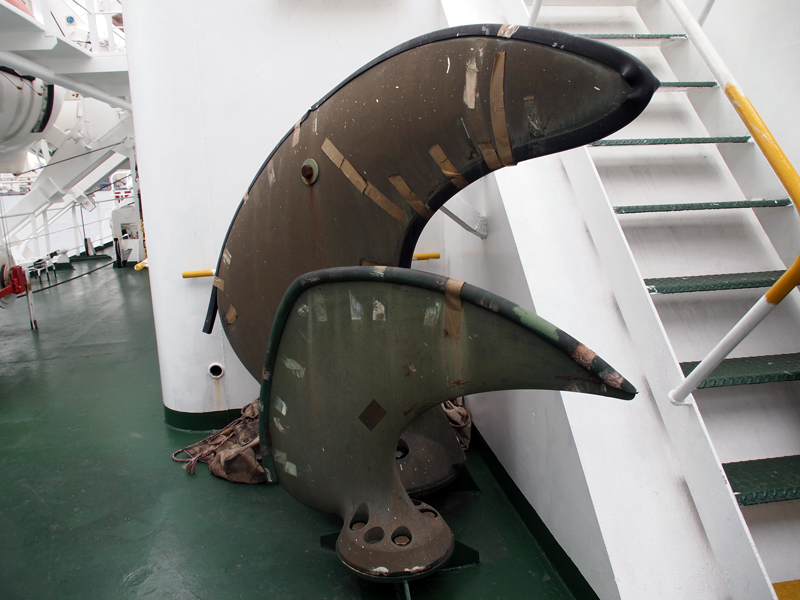 可変ピッチのプロペラ（予備品）。エンジンが同じ回転数で回るのを、プロペラの角度を変えて速度を調整する