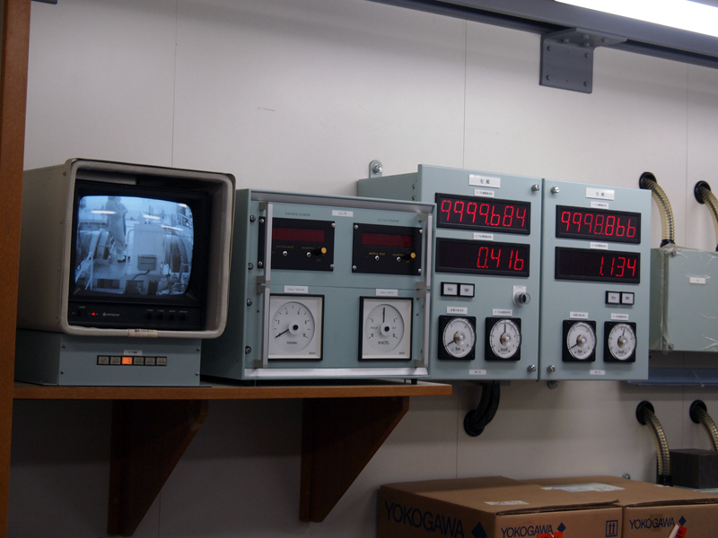 作業甲板の隅に設けられたケーブルテストルーム。ファイバーの試験やバウシーブのモニター表示、敷設状況のカウンター表示など