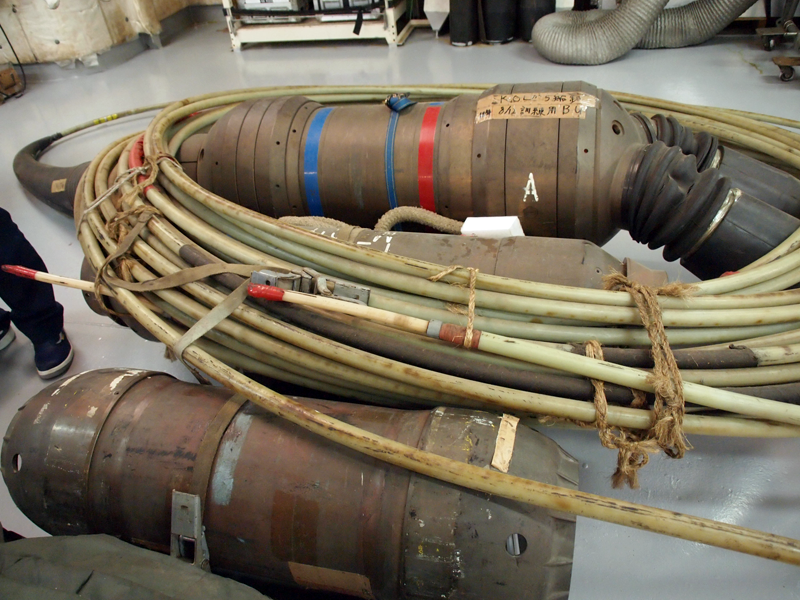 海底ケーブルの途中で信号を増幅して伝える中継器。1台1億円という