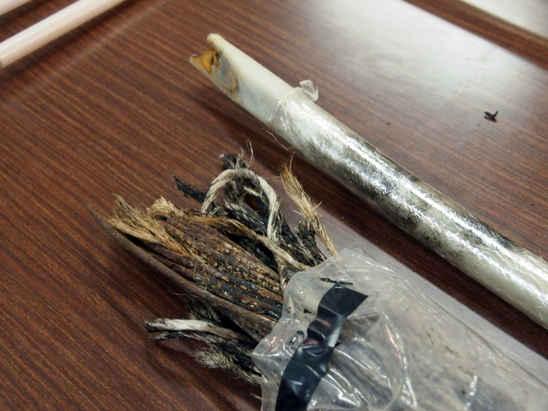 実際に海底で切れて回収されたケーブル。左は漁具で切れたもの、右は海底で摩耗したもの