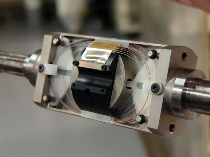 接続部分を収納体に収める。余長をとるために光ファイバーをループにしている。