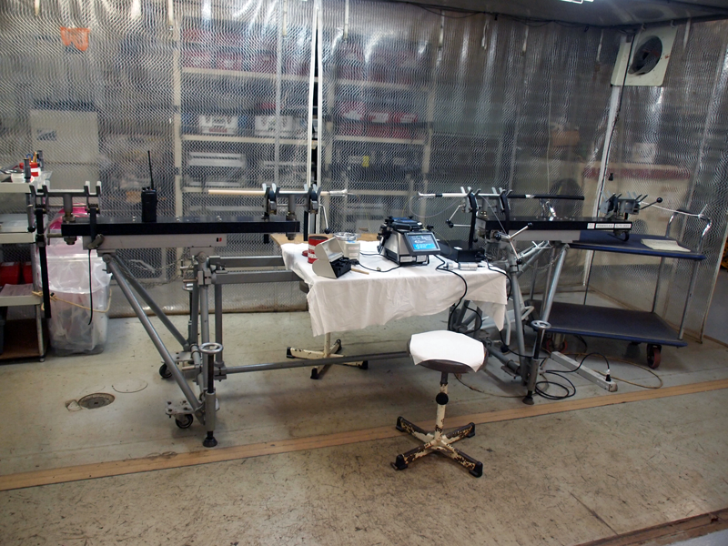 光ファイバーの接続作業は、ビニールテントのクリーンルームでなされる