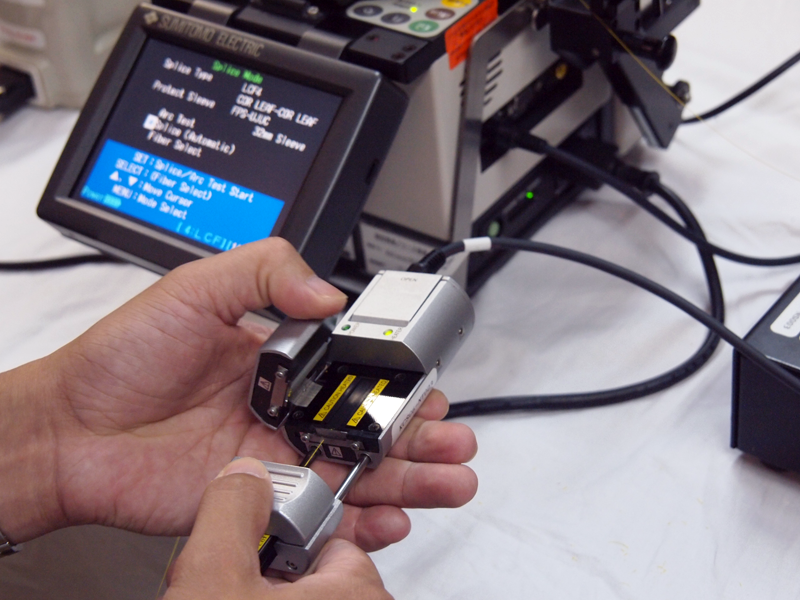 光ファイバーの被覆を剥がす