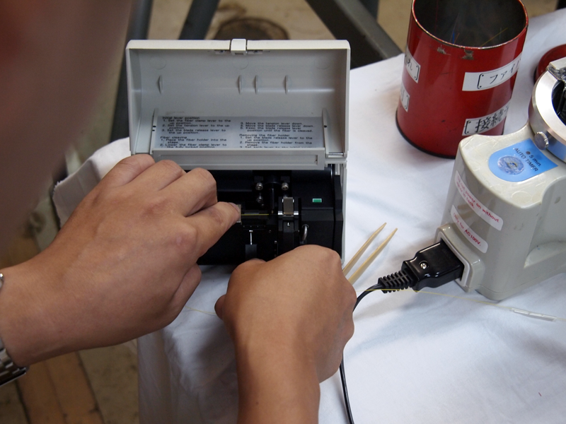 光ファイバーをカッターで切って、切断面が垂直になるようにする