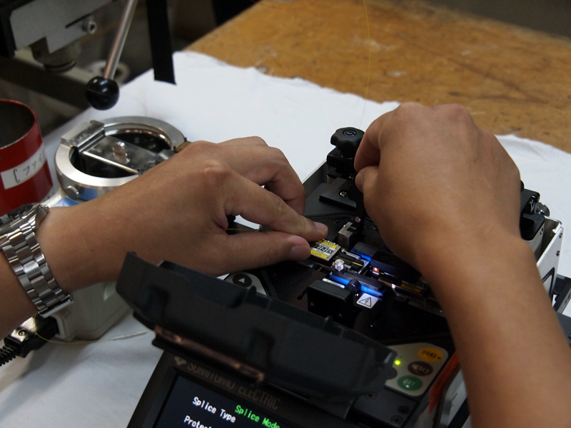 2本の光ファイバーを接続する器械にセットする