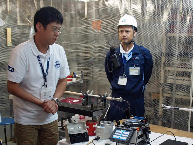 光ファイバーの接続をデモしてくれた黒川貴司さん（左）と、案内してくれた佐藤茂之さん（右）