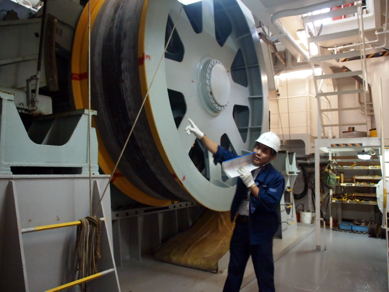 船首側にあるドラムケーブルエンジン。直径3.6mが2基並ぶ。ケーブル保持力や細かな制御に優れ、主に保守作業に使われる。