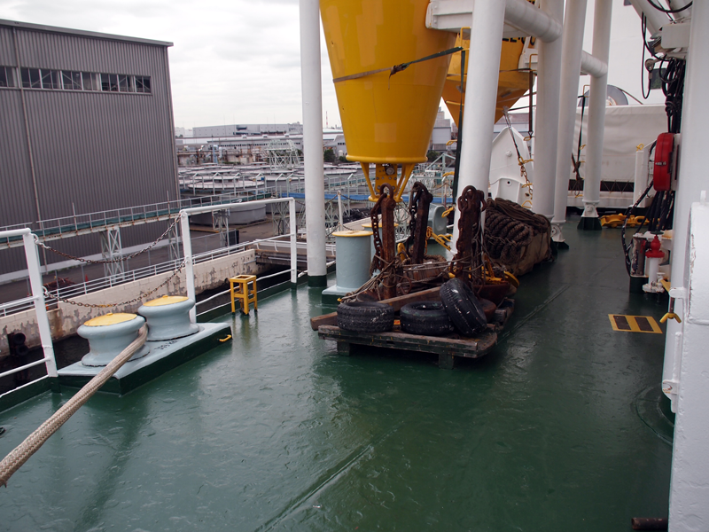 先に見つけたケーブルに付けるブイ。手前が深い海用、奥が浅い海用。