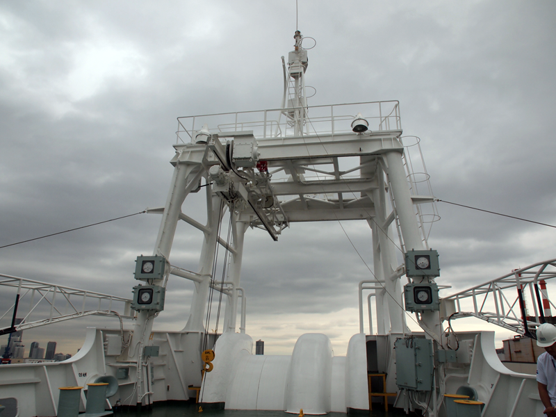 船首のバウシーブ（滑車）。直径3.2m。ここからケーブルを船内に引き込む。海面から高さ13m（およそビルの5階相当）。