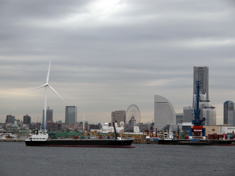 船内から見た母港の横浜の風景