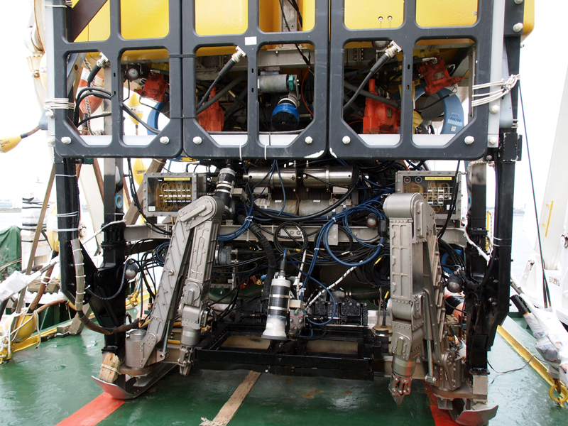 マニピュレーターやカメラ、ライト、ソナー、金属探知機、ケーブルセンサーなどを備える。