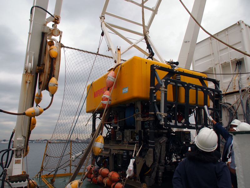 ラグビーボール状のものがつながった紐が、船からROVに電力や信号を送るアンビリカルケーブル。