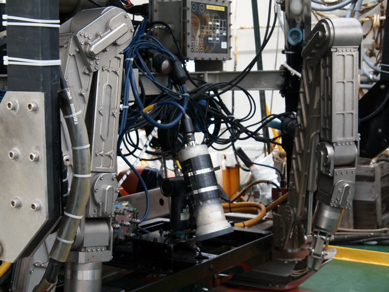 マニピュレーターはケーブルを切断するときなどに使う。