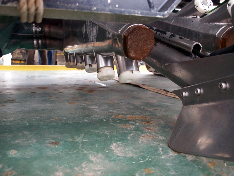 底面の2列のノズルからウォータージェットで海底の土砂を掘削してケーブルを埋設する。