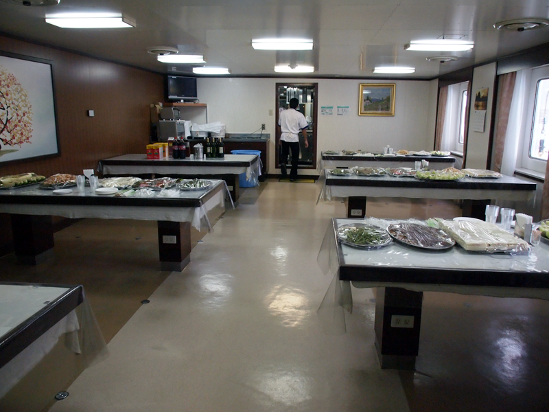 食堂。きちんと食事をとっていることがわかるように、席が決まっている。