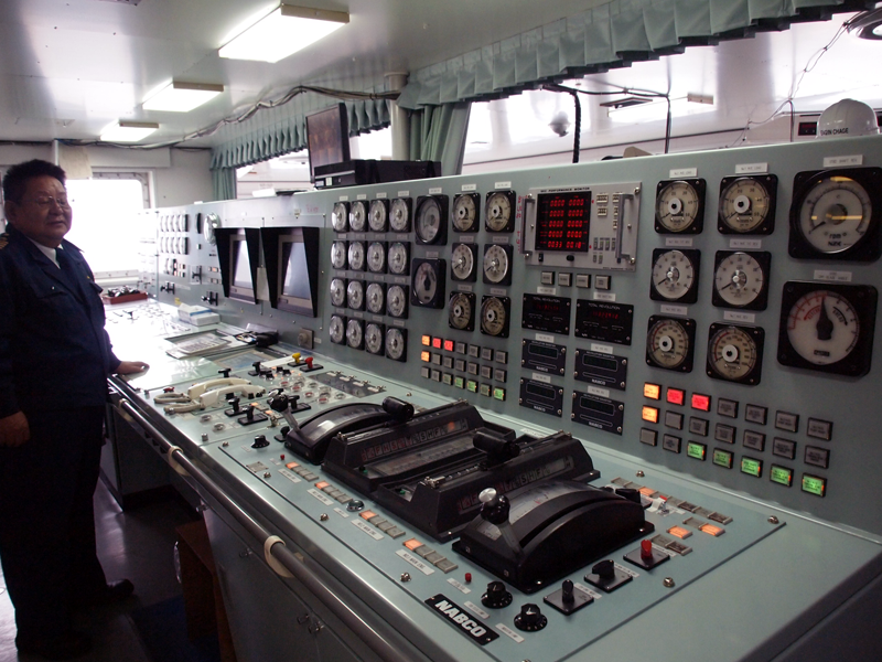 機関長席。動力系や発電系の機関を制御する。奥にいるのが村上武雄機関長。
