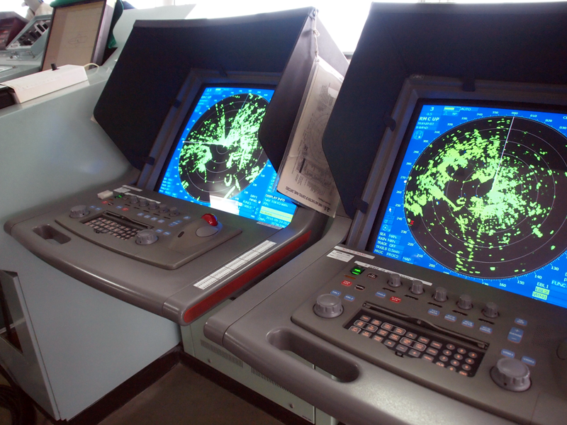 船の周囲を監視するレーダー。波長の違う2つのレーダーが同じエリアを走査する。他船の自動船舶識別装置（AIS）が必要により表示される。